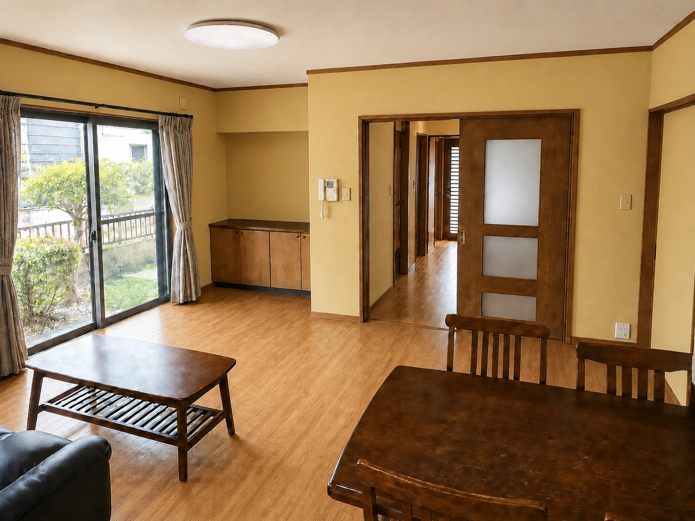 Residência renovada em Nagoya com ambientes integrados e madeira natural