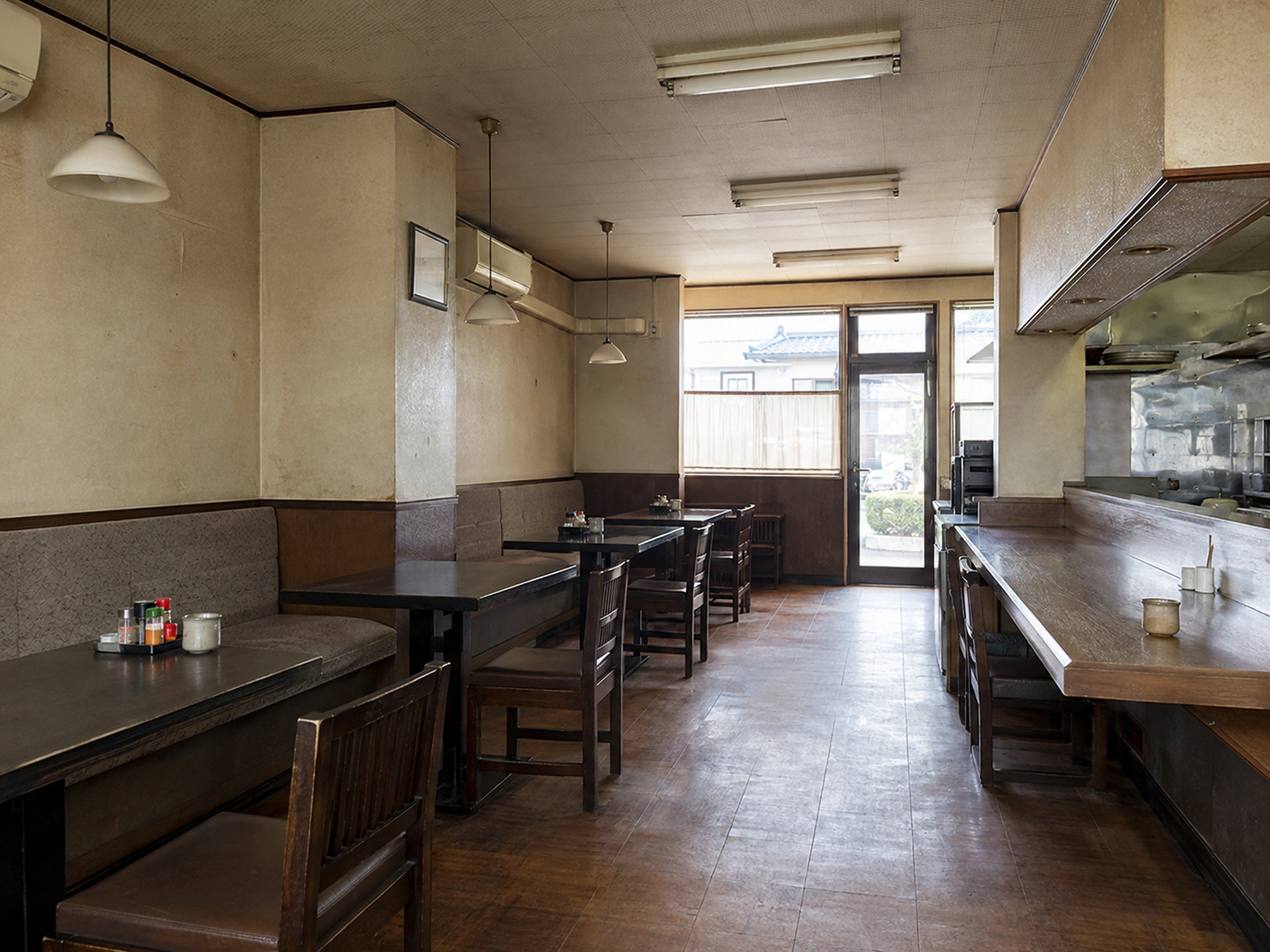 Restaurante em Kani antes da reforma